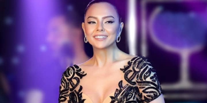 Ebru Gündeş'ten Kafaları Karıştıran Paylaşım