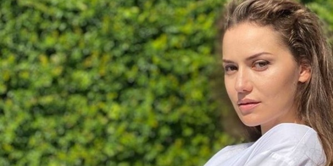 Fahriye Evcen Beğeni Yağmuruna Tutuldu