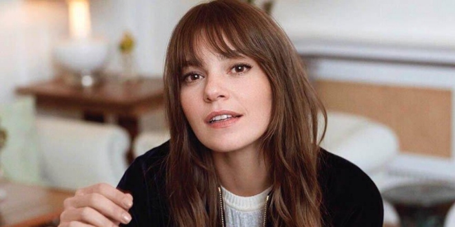 Aslı Enver'den Dekolteli Paylaşım