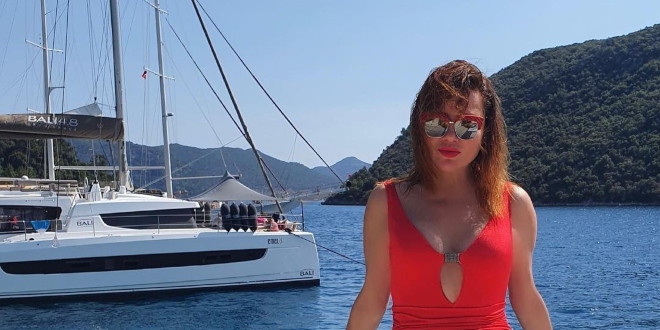 Deniz Seki Simsiyah Bikinisiyle Adeta Yıkıp Geçti