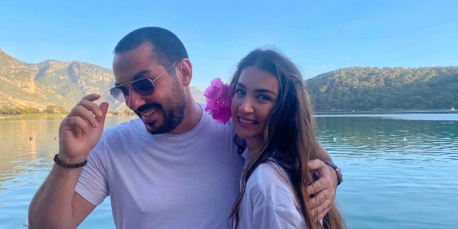 Ünlü Çiftden Romantik Evlilik Yıldönümünü Kutlaması