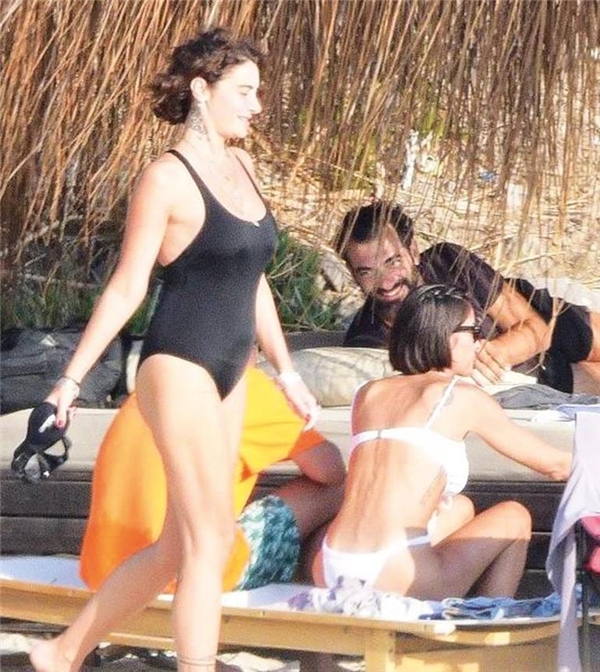 Sıla ve İlker Kaleli Arkadaşlarıyla Birlikte Tatilde