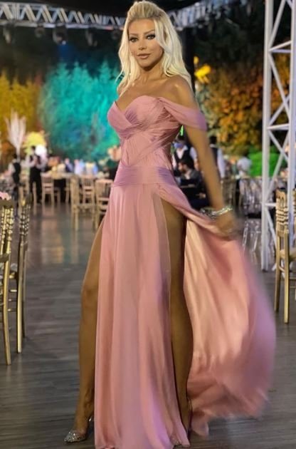 Gülşah Saraçoğlu' nun Derin Yırtmaçlı Elbisesi