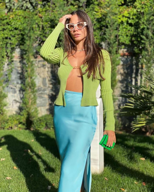 Demet Özdemir'in Sütyensiz Pozları