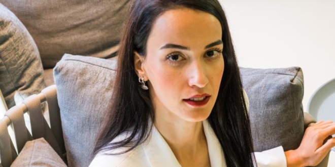 Kraliçe'den Yeni Poz Geldi.