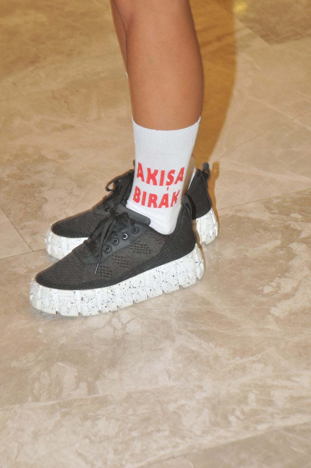 Duygu Güneş' in 'Akışa Bırakıyoruz' Yazılı Çorapları