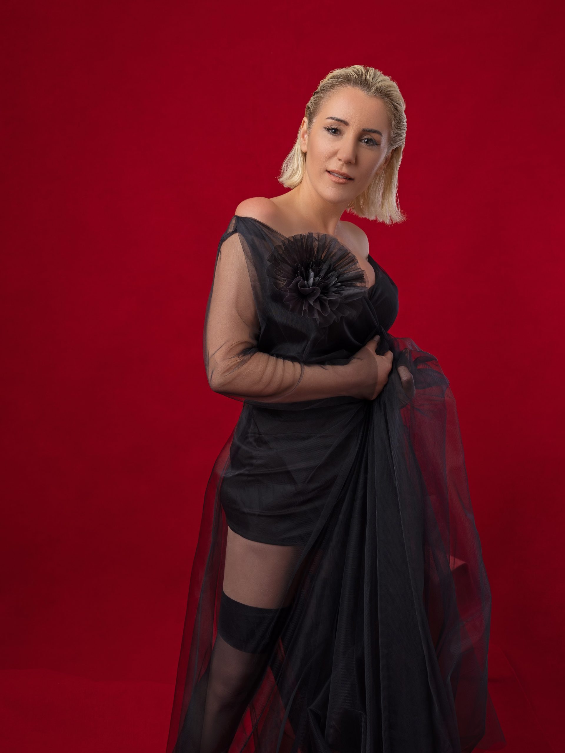 Ayşe Çınar' dan “Aşk Lazım Aşk”