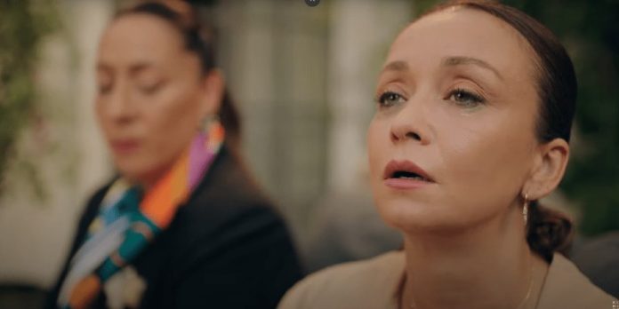 Asuman Süveyda'nın Evlatlık Olduğunu Açıklıyor