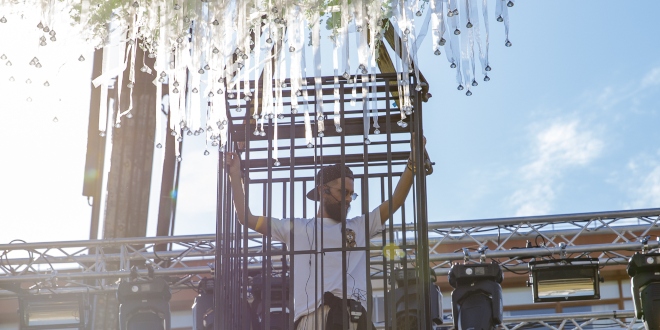 Sahneye Vinçle İndi Şansı Döndü