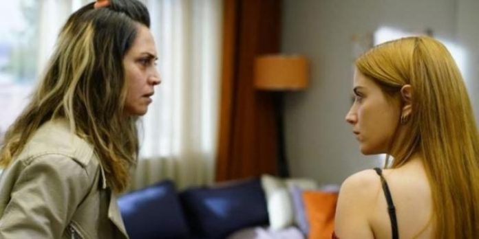 Gece Annesini Evden Kovuyor