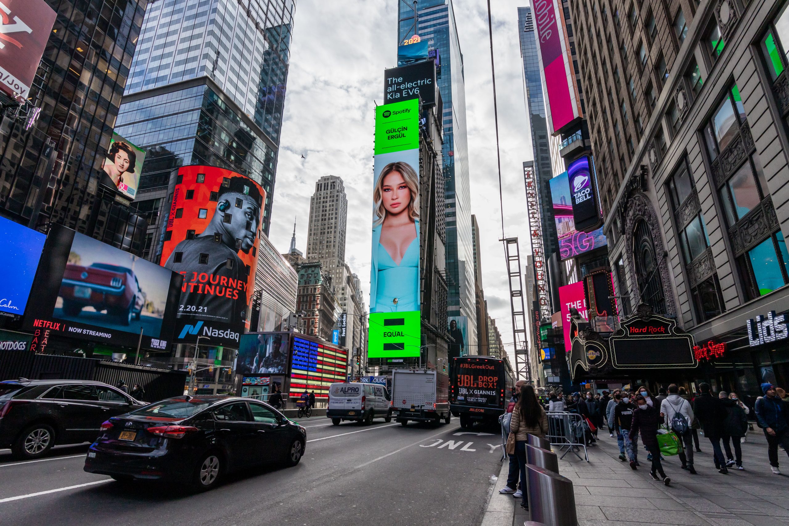 Gülçin Ergül Ve New York Times Square.