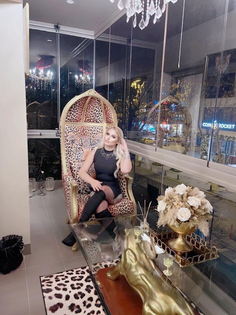 Yerli Paris Hilton Milyonluk Evinin Kapılarını İlk Kez Açtı!...