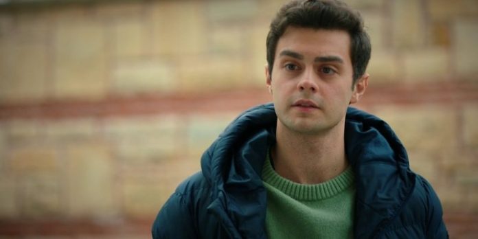 Ömer İlknur Hanıma Rest Çekiyor