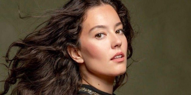 Pelin Akil' den Görenleri Donduran Hareket... Karda Mayosuyla Şov Yaptı...