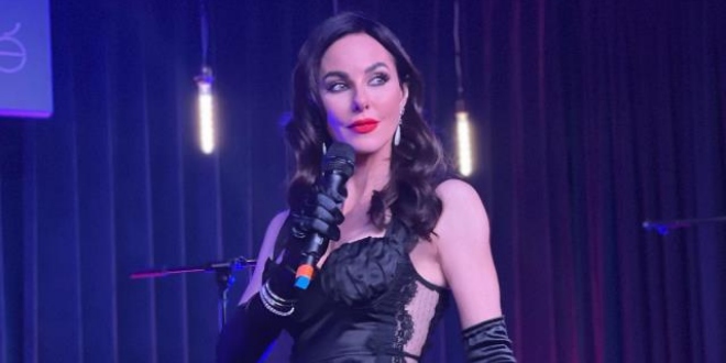 Defne Samyeli Sahne Kostümüyle Yürek Hoplattı