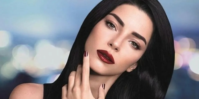 Merve Boluğur Karda Güneşlendi