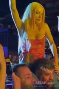 Gülşen Güvenlik Görevlisinin Omzuna Oturdu