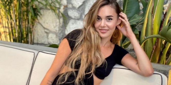 Berfu Yenenler: Küçük Memelerimle Mutluyum