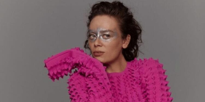 Demet Evgar' dan Ayna Karşısında Hamilelik Pozu...