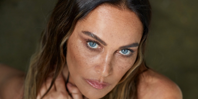 Hülya Avşar ’ın Yepyeni Şarkısı “Sen Aşk Mısın?