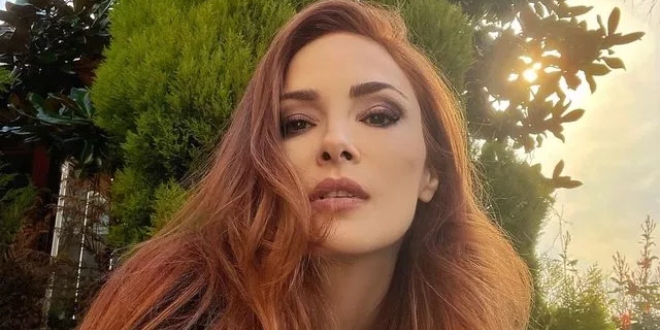 Mine Tugay 'ın Sütyeniyle Plaj Pozu...