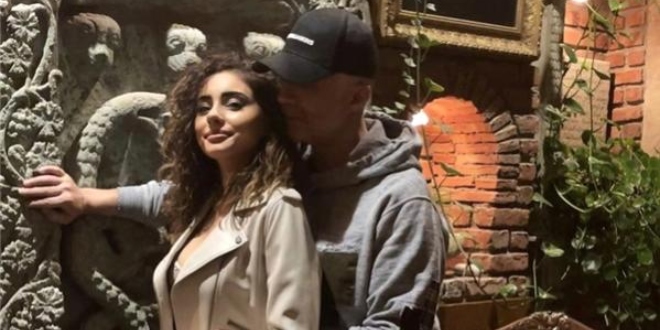 Özcan Deniz' in Genç Aşkıyla Havuz Keyfi...