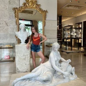 Petek Dinçöz 'ün Heykel Yanında Verdiği Mini Şortlu Pozu