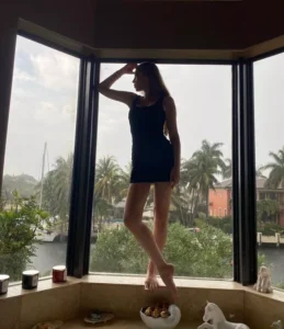 Petek Dinçöz ‘ün Gündem Olan Mini Elbiseli O Pozu