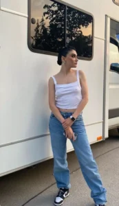 Hazar Ergüçlü sütyensiz poz