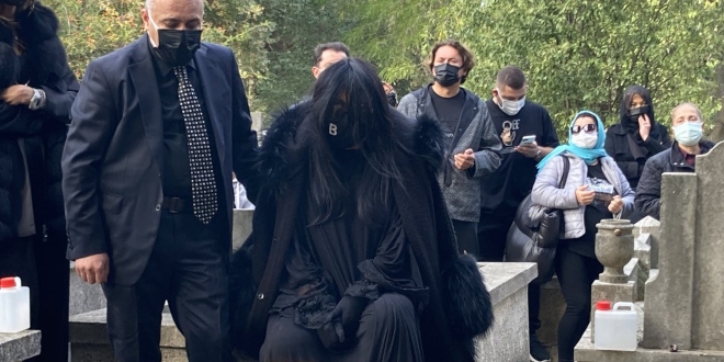 Bülent Ersoy 'un Mezarlıktaki Sözleri Gündem Oldu!...