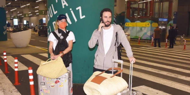 Burcu Esmersoy ve Nazım Akmandil Tatil Dönüşü Yakalandı