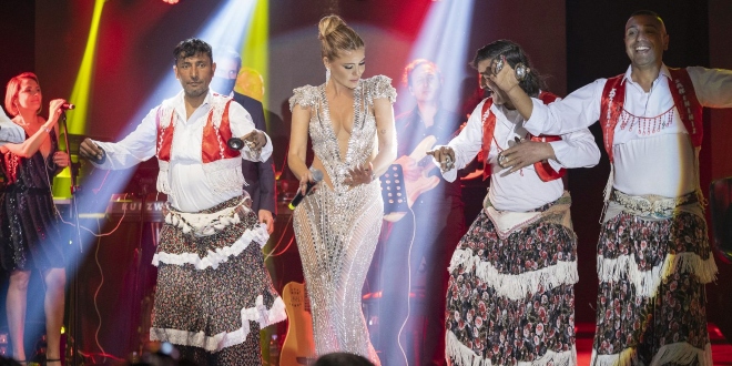 Gülben Ergen Bayramda Göz Doldurdu...