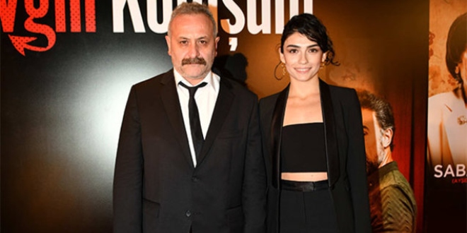 Hazar Ergüçlü Büyük Aşkı Onur Ünlü İle Sokakta Dudak Dudağa...