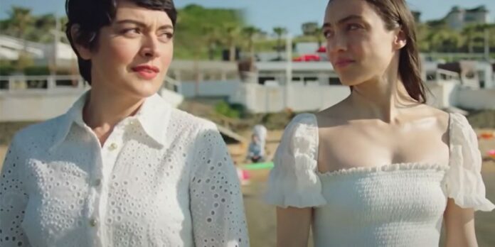 Safiye İle Gülben Denize Giriyor