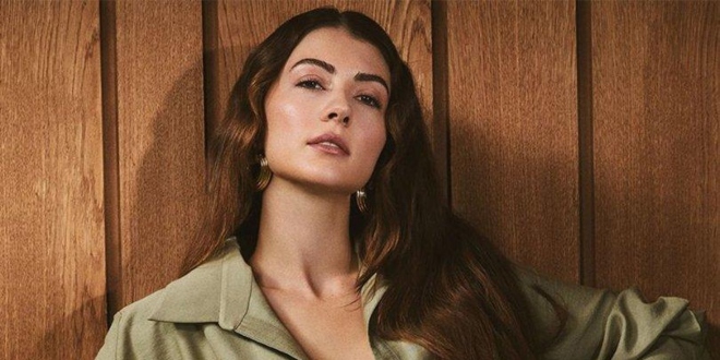 Oyuncu Burcu Özberk 'den Bikini Şov...