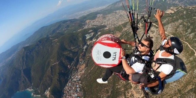 Ünlü Müzisyen Uzayda Davul Çalmak İstiyor!...