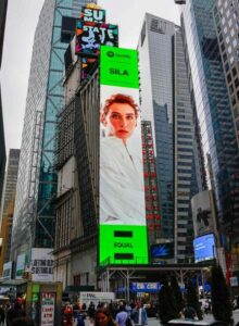 Ünlü Şarkıcı Sıla Times Meydanında!