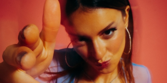 Netflix Yapımlarında Şarkıları Kullanılan Sena Şahin ‘in Yepyeni Şarkısı “Bilir Misin” Yayında!…