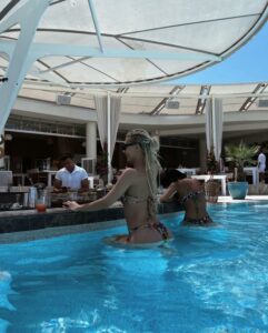 Melisa Döngel Bikinili Havuz Paylaşımı