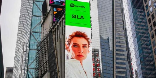 Ünlü Şarkıcı Sıla Times Meydanında!