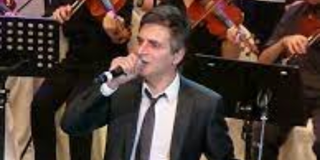 Teoman İzmir Konserinde Sahneye Bırakılan Ruju Sürdükden Sonra Bakın Ne Yaptı!...