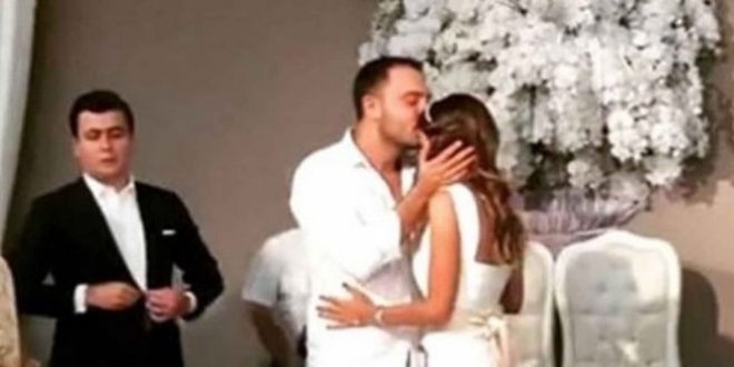 Ünlü Sunucu Evliliğine Bir Şans Daha Vermişti!. Kötü Haberi Böyle Duyurdu...