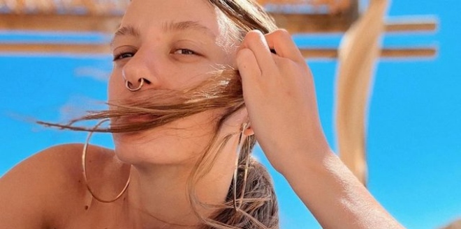 Serenay Sarıkaya'dan Makyajsız Paylaşım