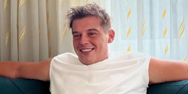 Arda Kural Yeni İmajıyla Dikkatleri Üzerine Topladı