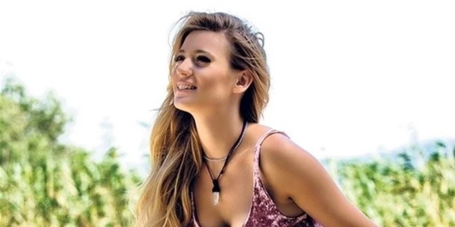 Gizem Karaca Bikinili Pozlarıyla Sosyal Medyayı Salladı