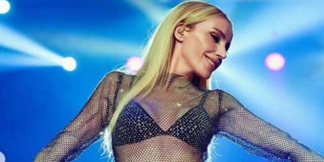 Gülşen Sahne Kıyafetiyle Gündem Oldu