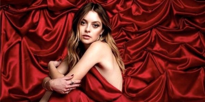 Melis Sezen Dekoltesiyle Yıktı Geçti