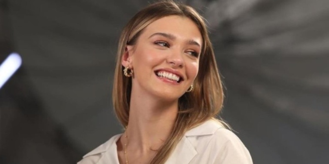 Melisa Döngel Parti Pozlarını Hayranları İçin Paylaştı...