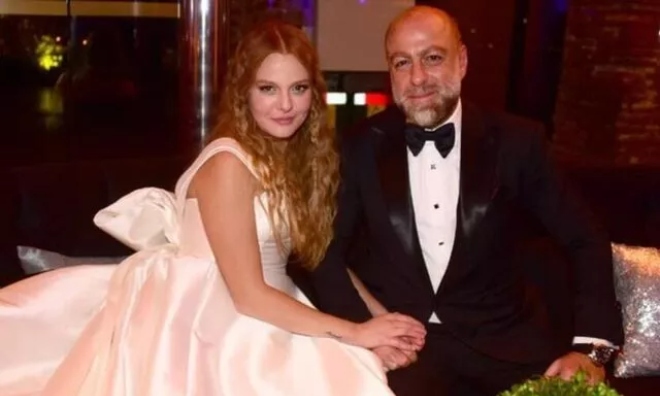 Naz Elmas İle Kendisinden 17 Yaş Büyük Olan Eşi Erol Özmandıracı 'dan Kötü Haber....
