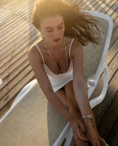 Burcu Özberk 'in Paylaştığı Şezlong Pozları